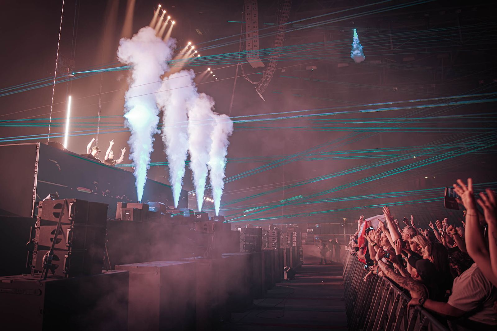 CO2-jets en lasers boven het publiek op een indoorshow