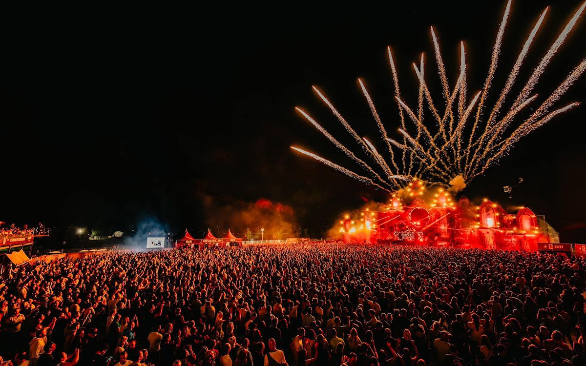 Feux d’artifice au-dessus du public d’un festival