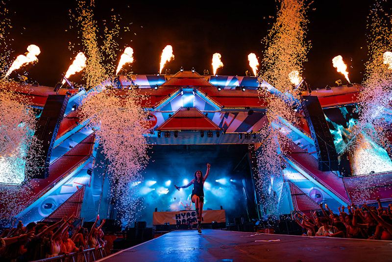 Vlammen en confetti op het hoofdpodium van een festival