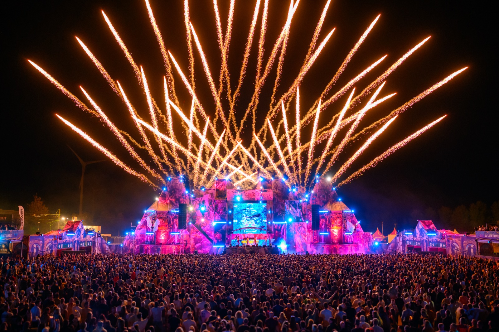 Du feu sur la scène principale du Highlight Festival à Ypres, 2025