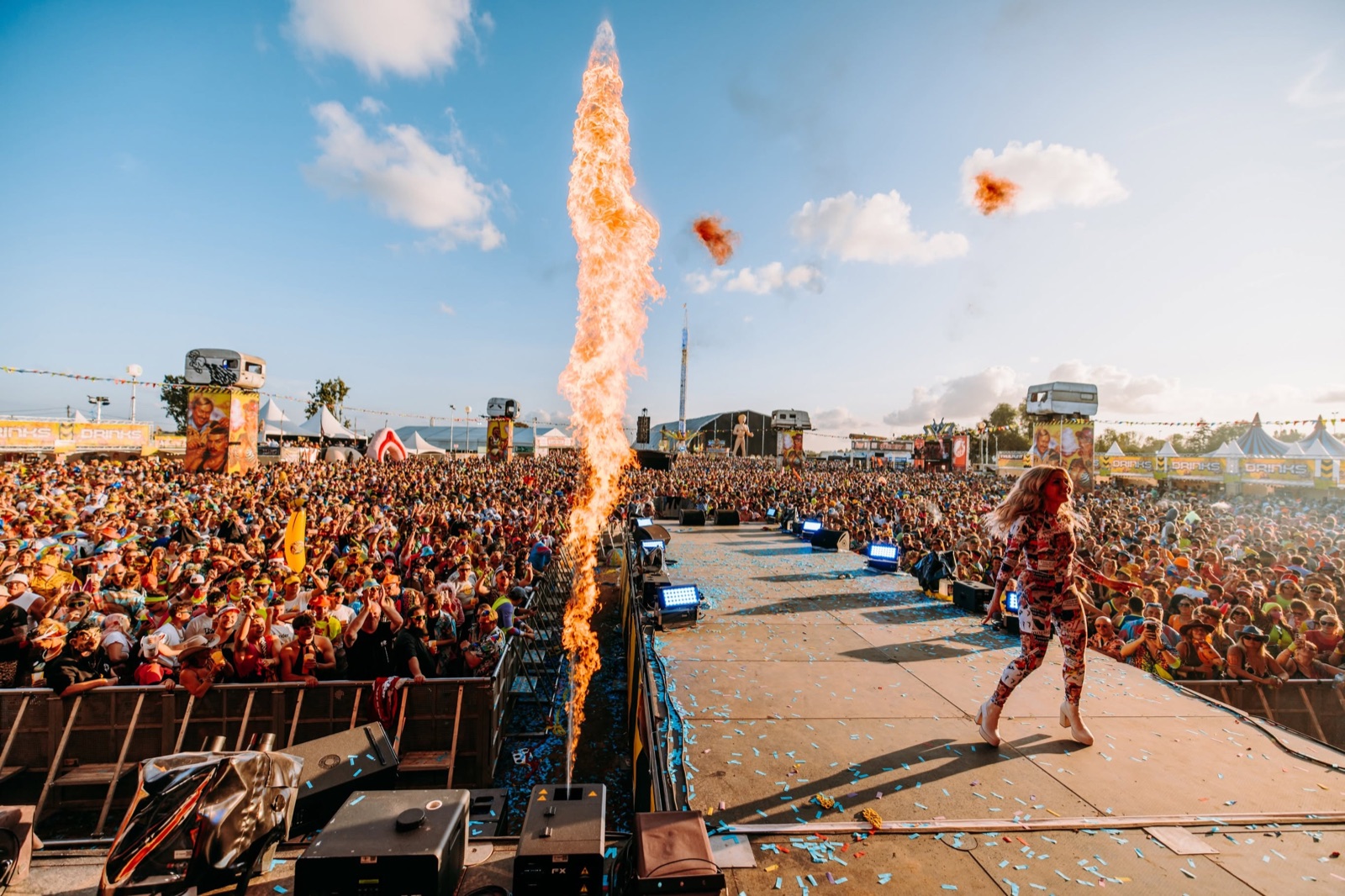Een vlammenstraal naast het podium op Kamping Kitsch Club, 2026