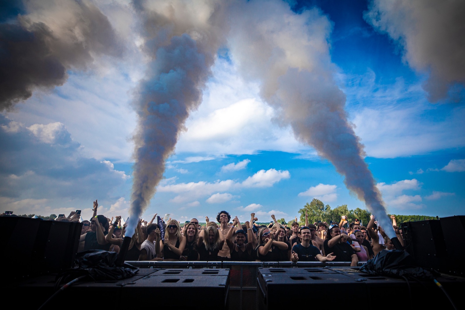 CO₂ jets shooting into a blue sky above the crowd at Vaag Outdoor, 2023