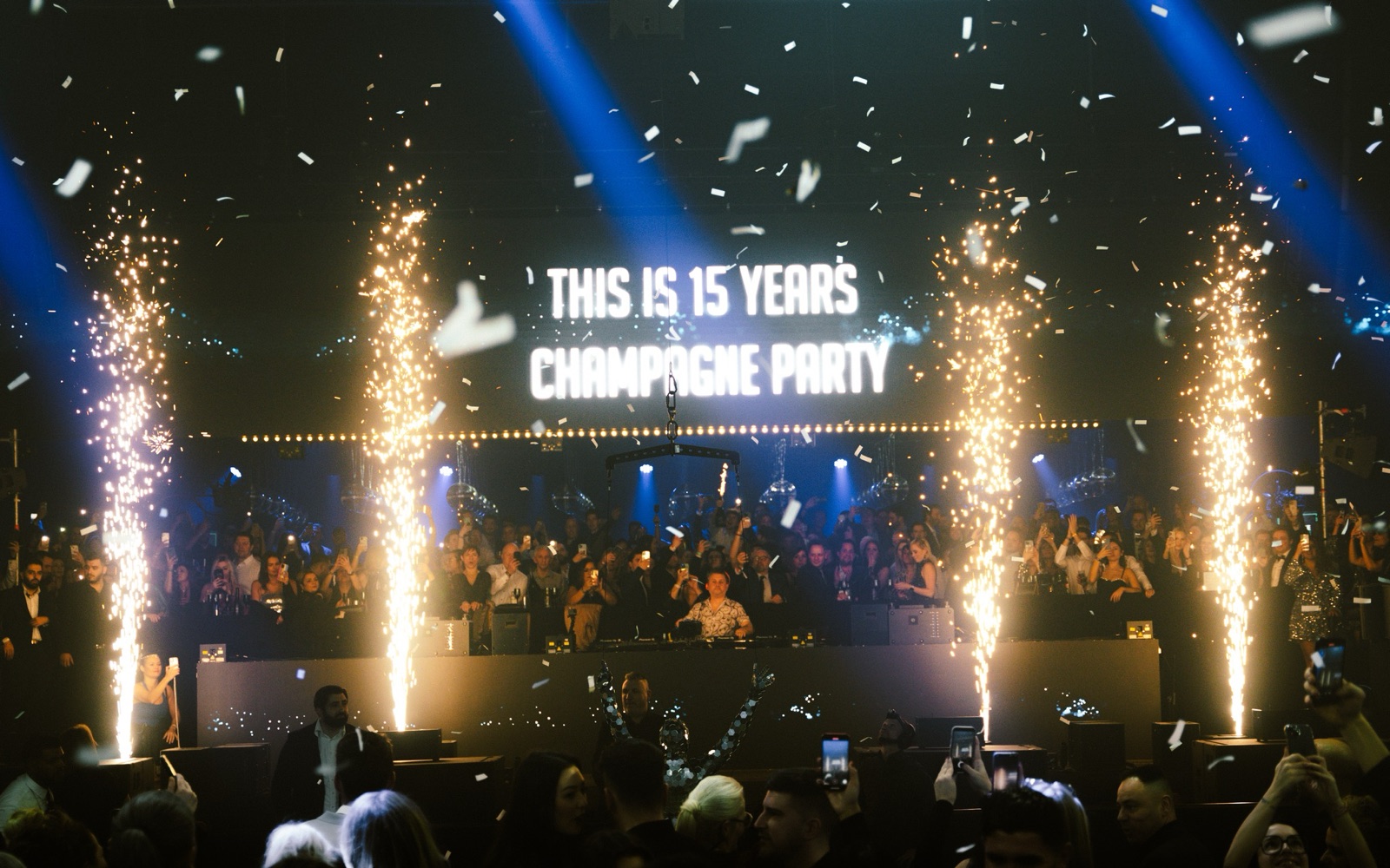 Vier fonteinen koude vonken (Sparkular) en confetti voor het podium op de vijftiende Champagne Party, 2024