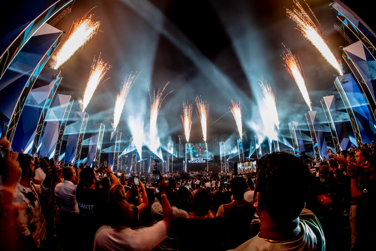 Pyrotechnie de scène et lasers pendant Armin van Buuren à Seven Wonders, Ras Al Khaimah, 2024