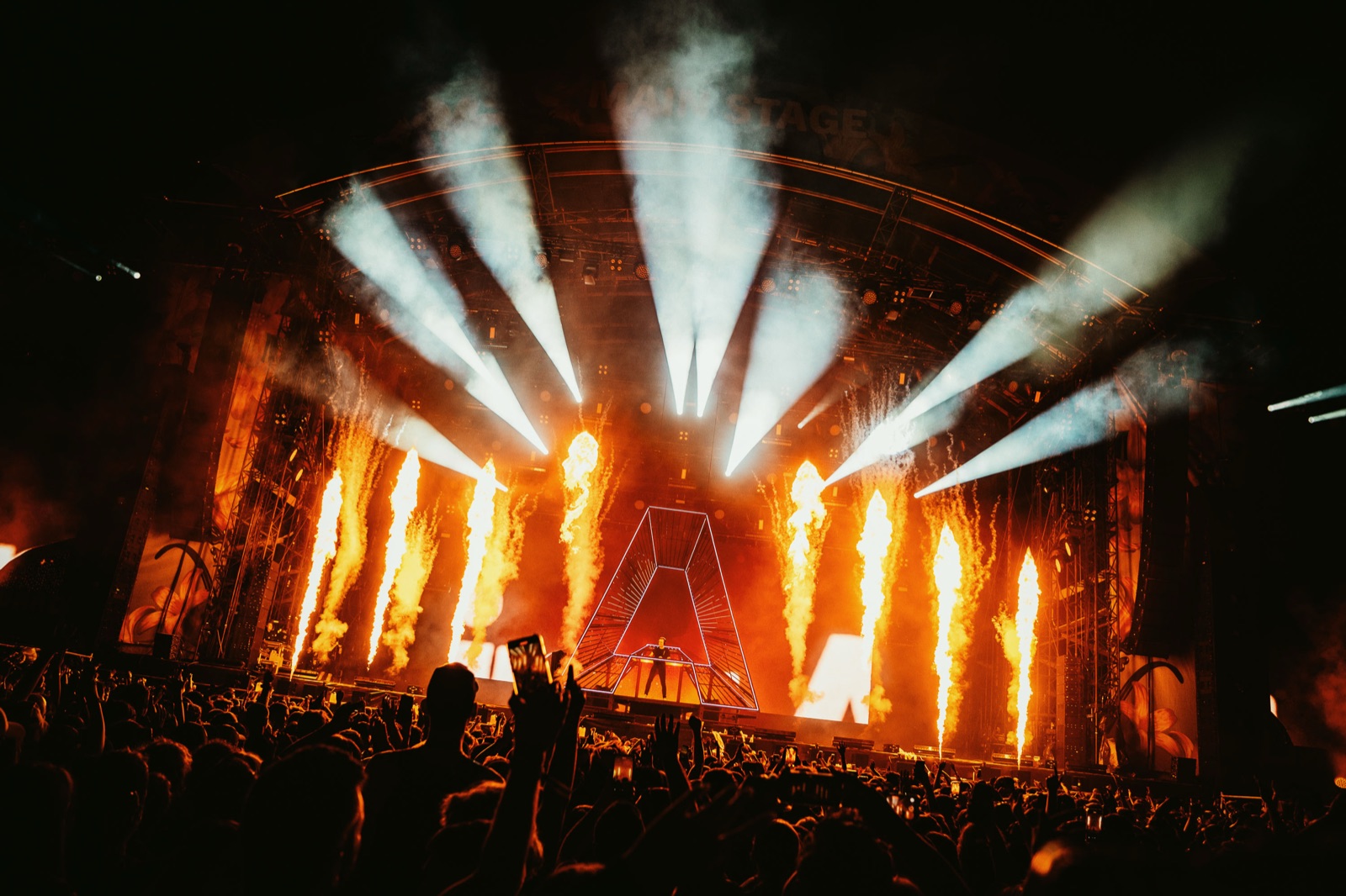Vlammen en CO2-jets op het hoofdpodium tijdens Armin van Buuren op Main Square Festival, 2024