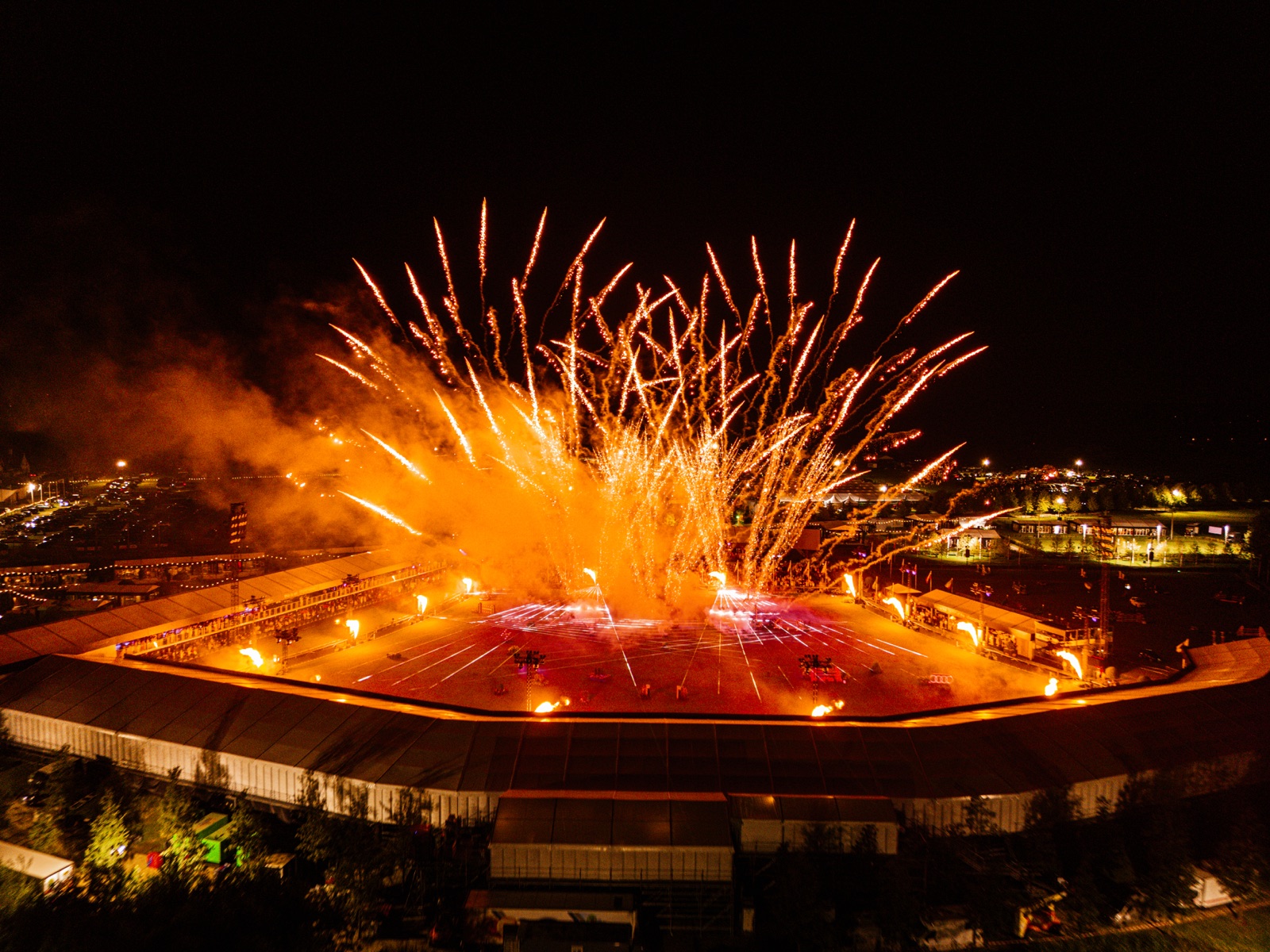Luchtbeeld van het vuurwerk boven de arena van de Stephex Masters, 2024