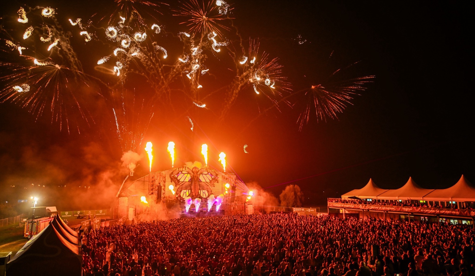 Vuurwerk en vlammen boven het hoofdpodium van Highlight Festival, 2023