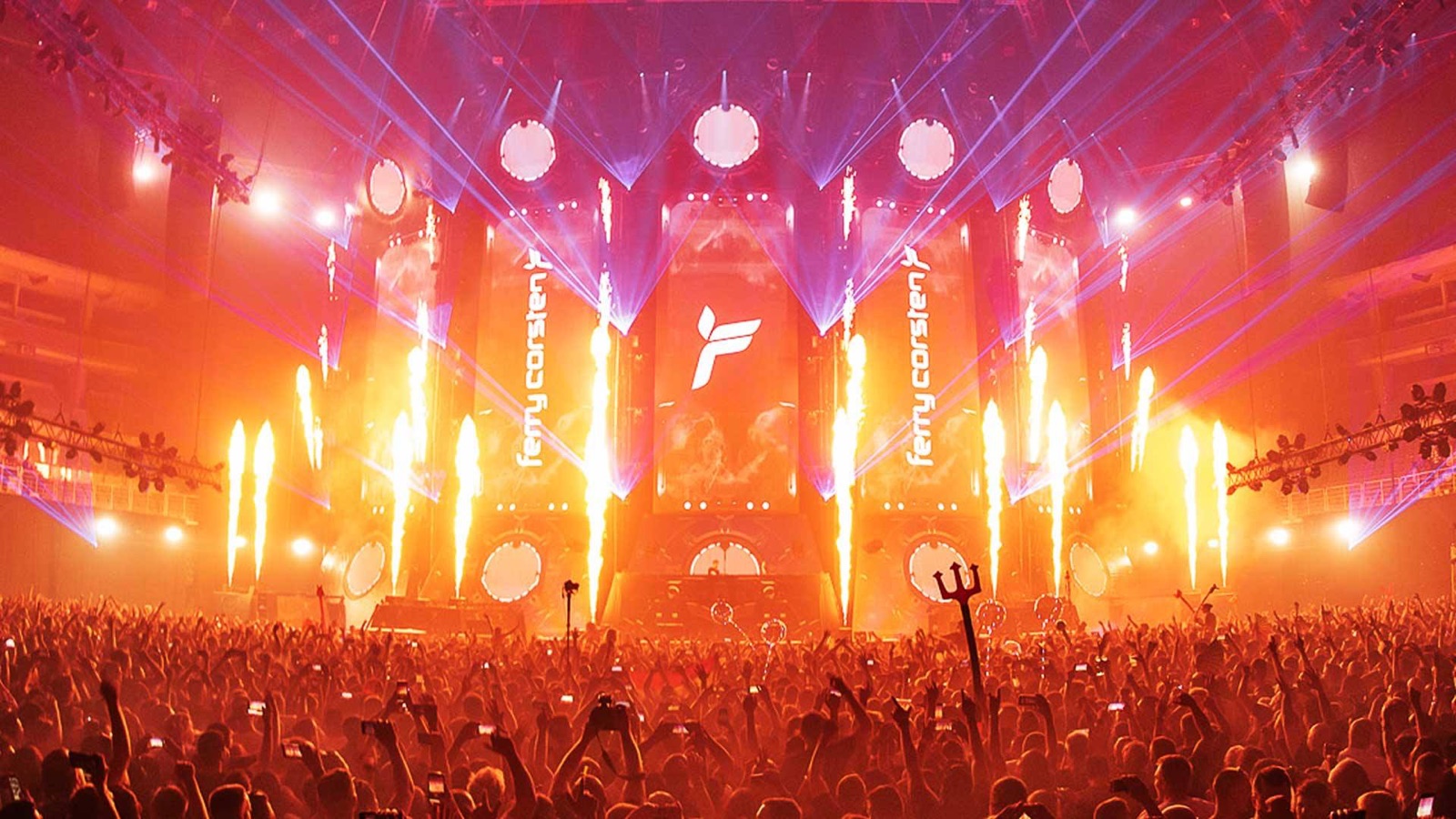 Vlammen en podiumpyro op Transmission in Praag, 2019