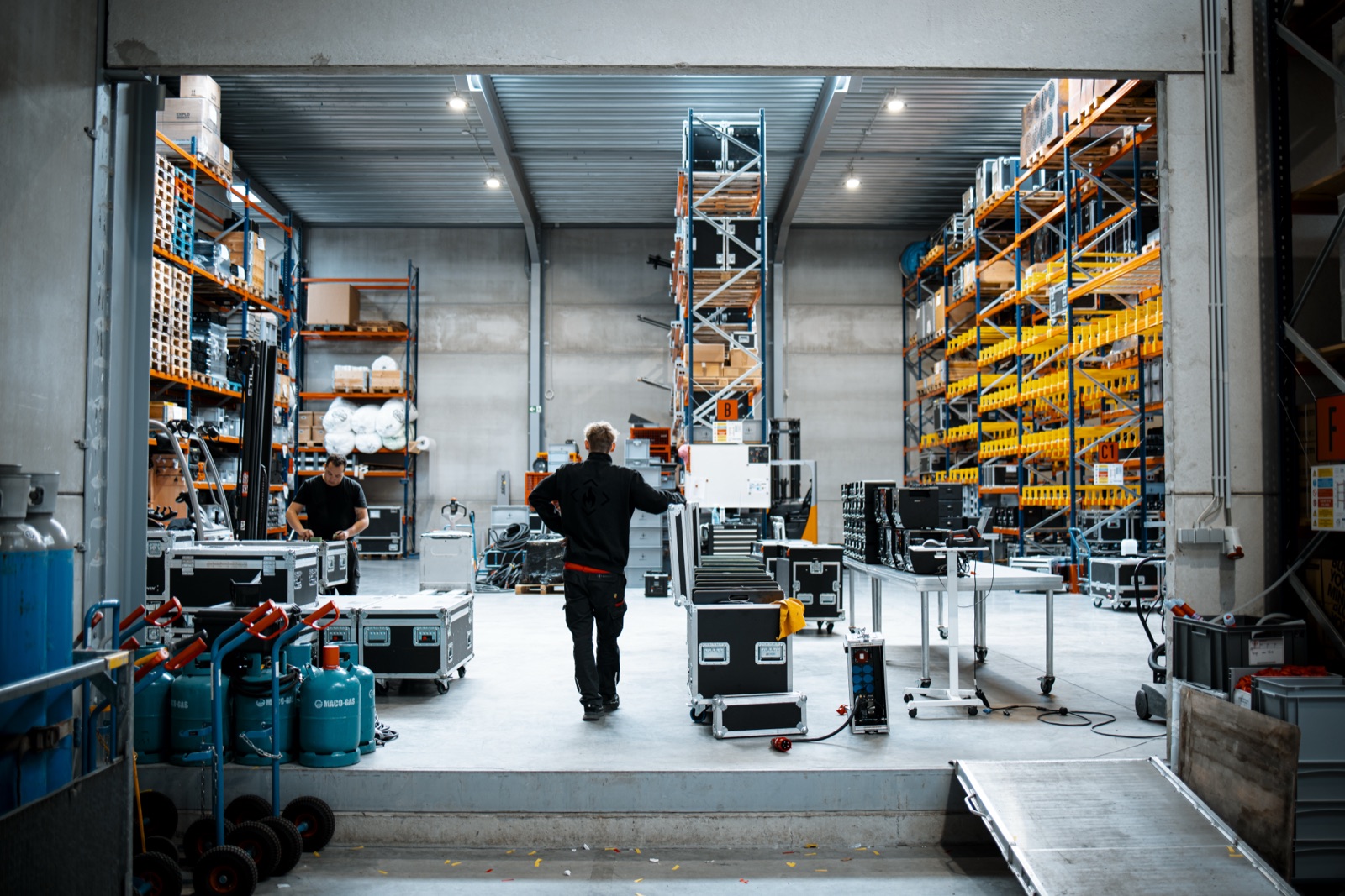 Crew aan het werk in het magazijn, 2025