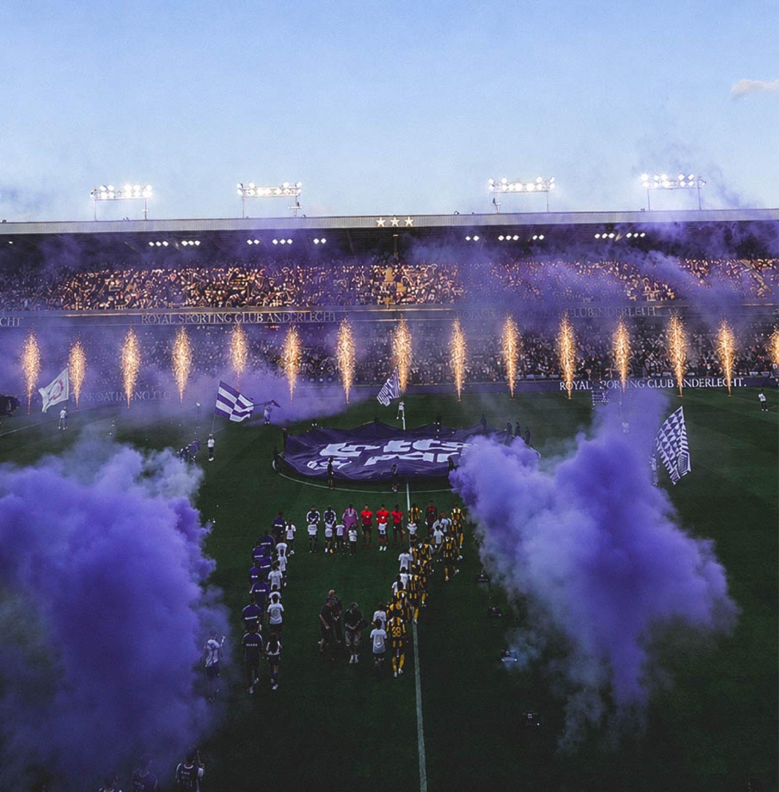 Fumée violette et étincelles à l’entrée de RSC Anderlecht, 2026
