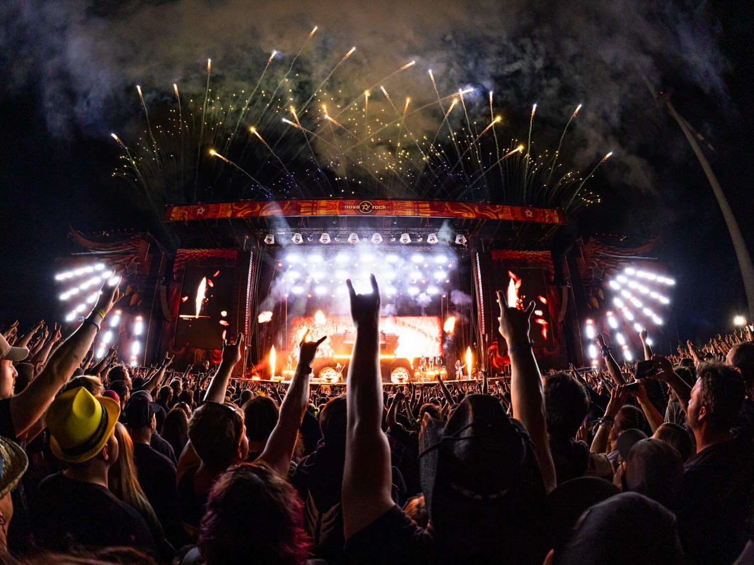 Feu d’artifice au-dessus de la scène lors d’un show de Sabaton en festival, 2026
