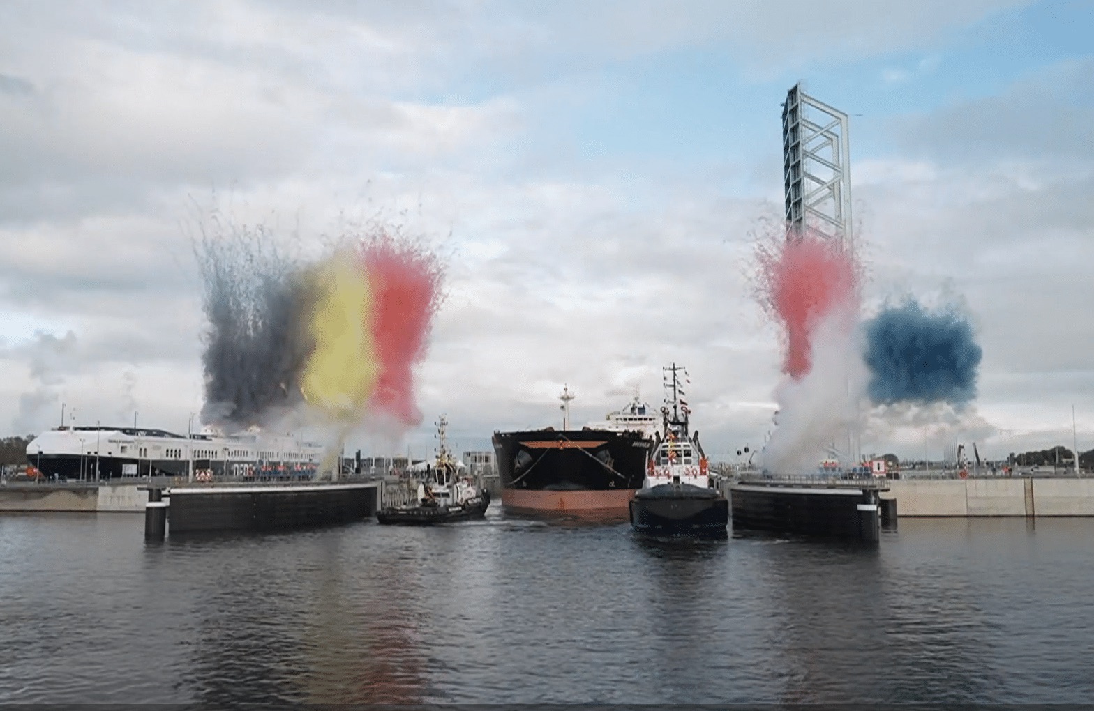 Fumée aux couleurs des drapeaux belge et néerlandais à l’inauguration de l’écluse de Terneuzen, 2024