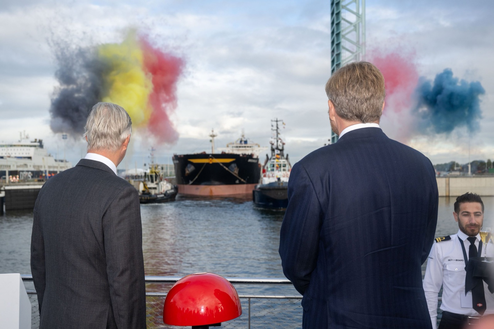 Rook in de Belgische en Nederlandse kleuren terwijl koning Filip en koning Willem-Alexander de nieuwe sluis in Terneuzen openen